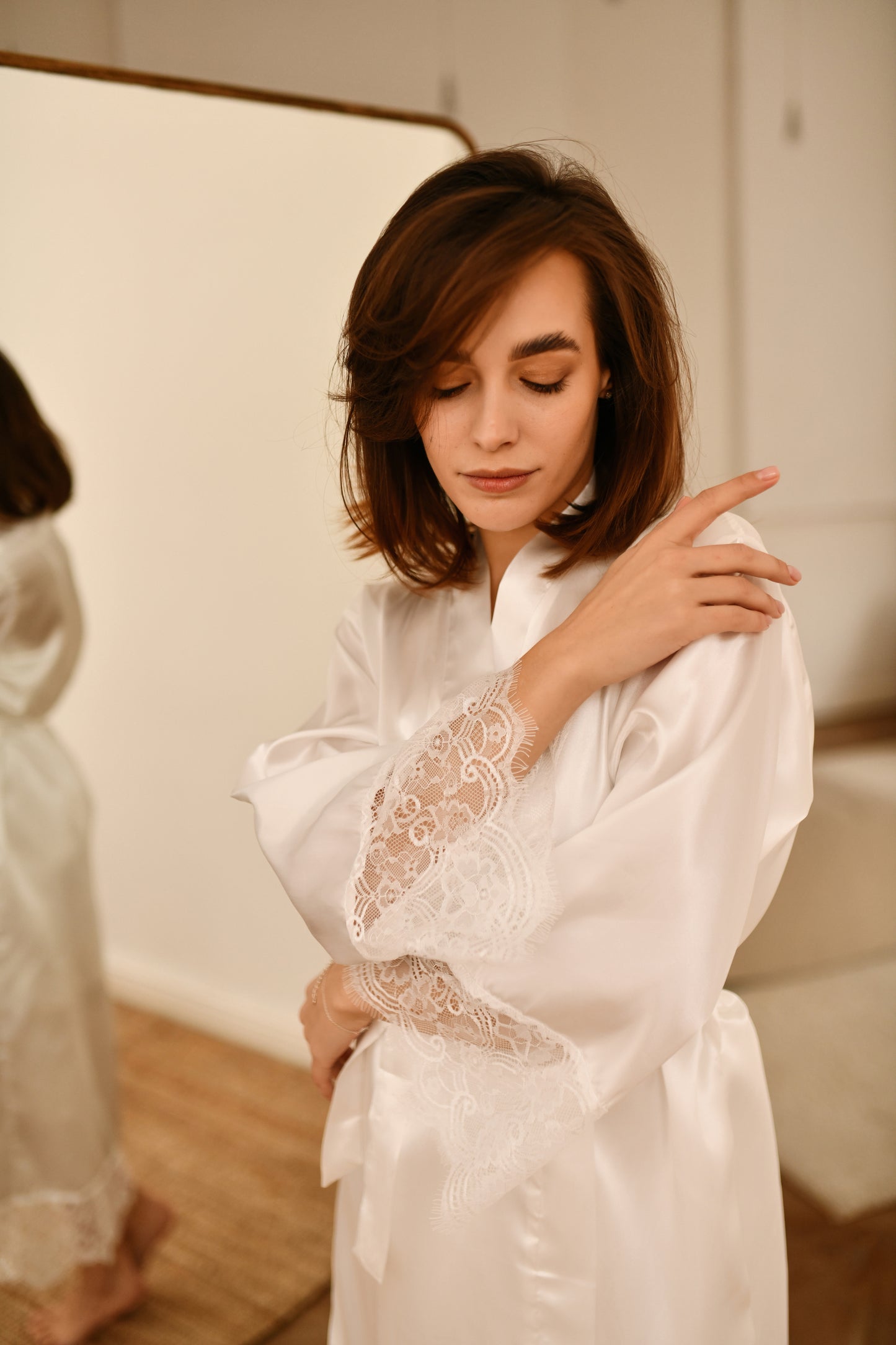 Langes Satin-Brautkleid mit Spitze