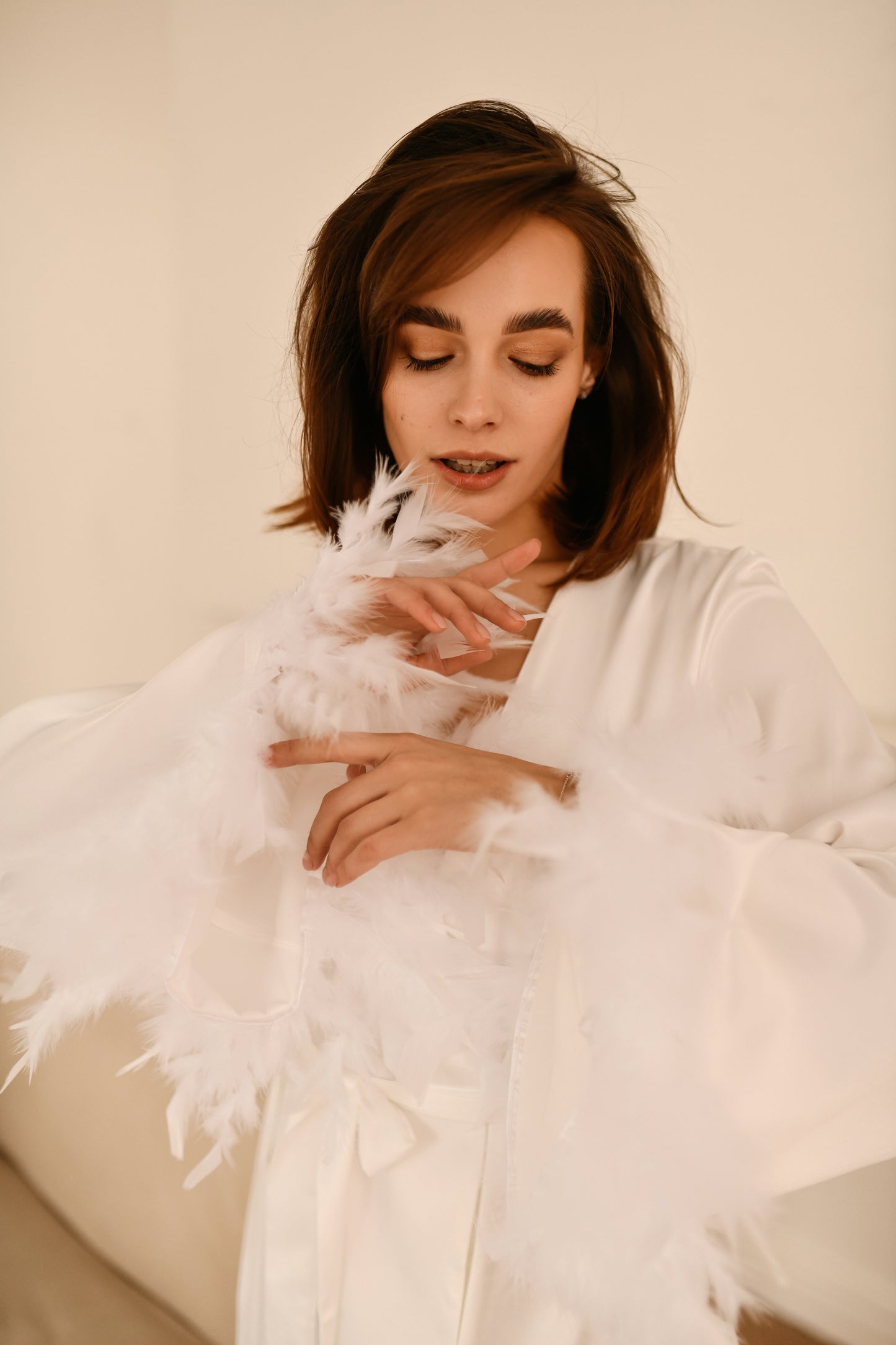Langes Brautkleid aus seidigem Satin mit Federärmeln