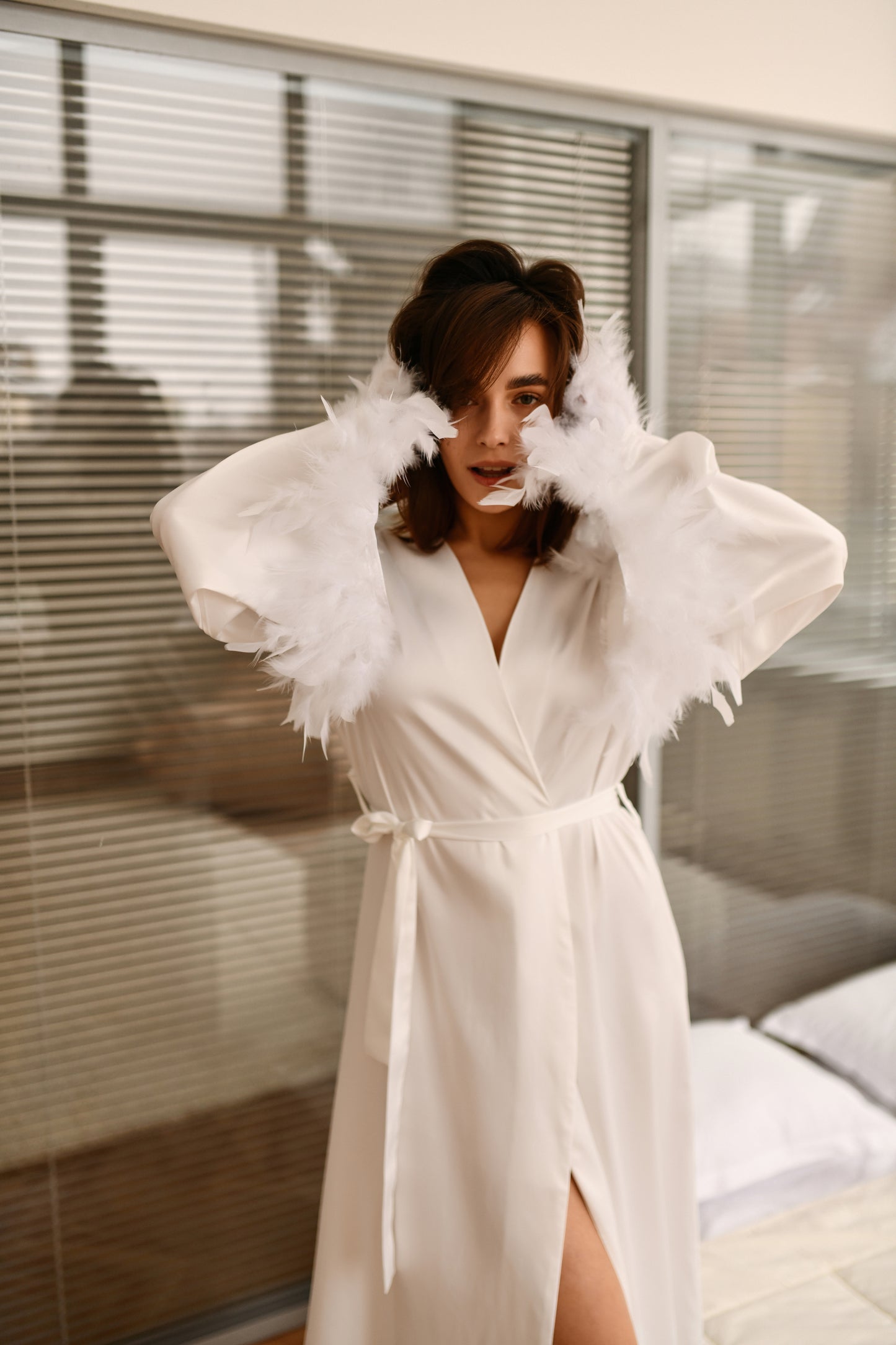 Langes Brautkleid aus seidigem Satin mit Federärmeln